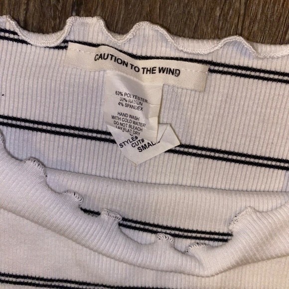 Caution to the Wind small ladies top - Picture 4 of 4